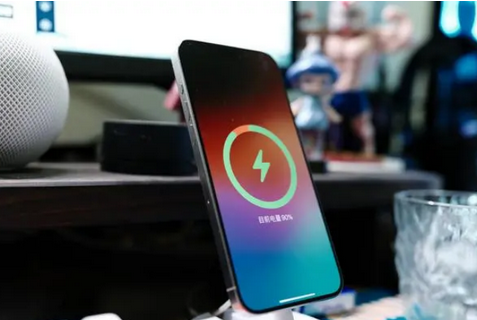 青田苹果15换屏服务分享用什么充电器给iPhone15充电更好 